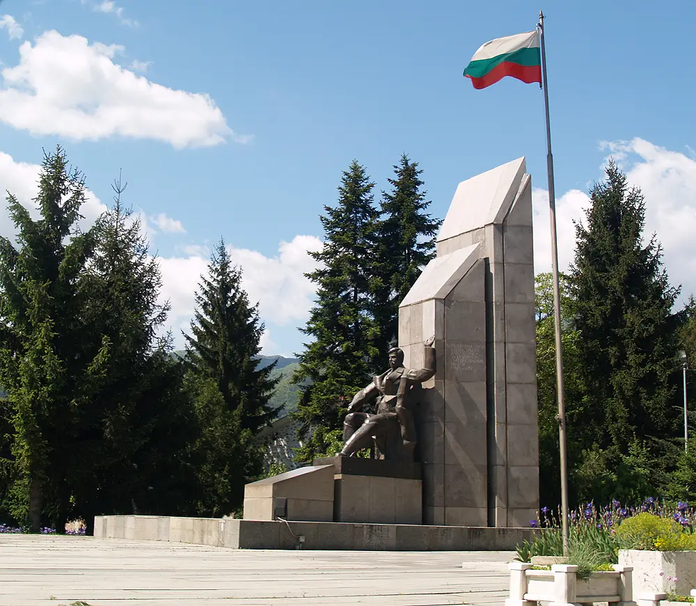 Illustration for the 150 Years since the Birth of Gotse Delchev coin – Monument to Gotse Delchev in the town of Gotse Delchev