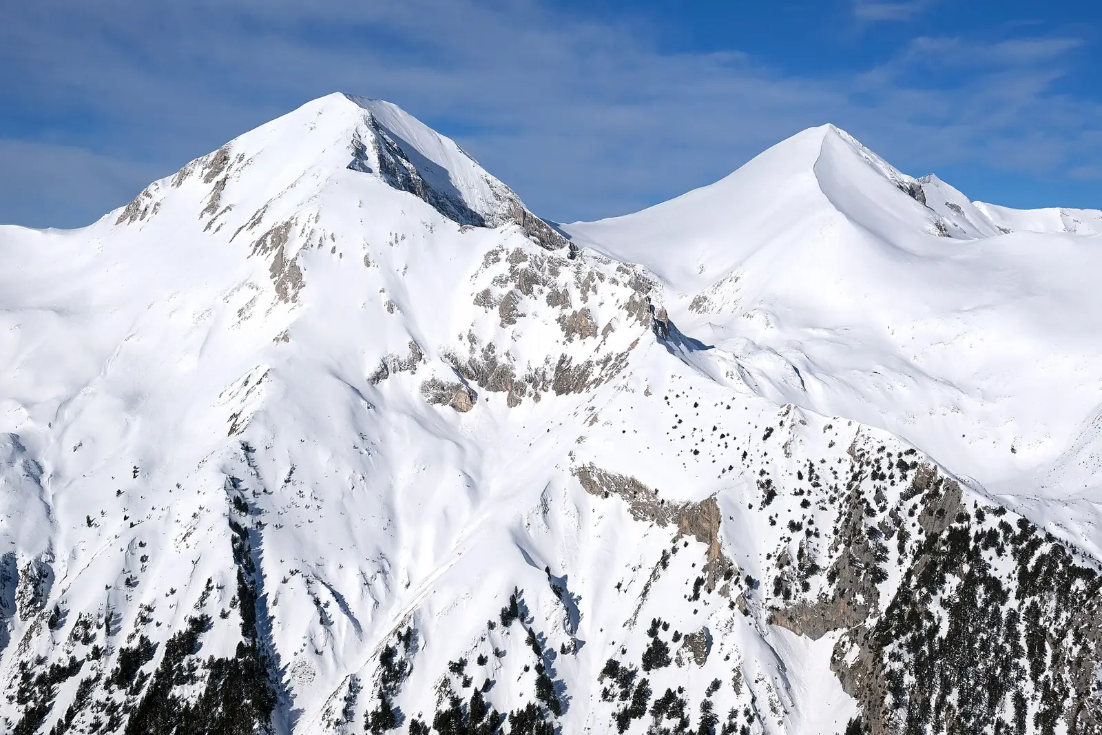 Illustration zur Münze „Die bulgarischen Berge – Pirin“ – Skipisten oberhalb von Bansko, Pirin