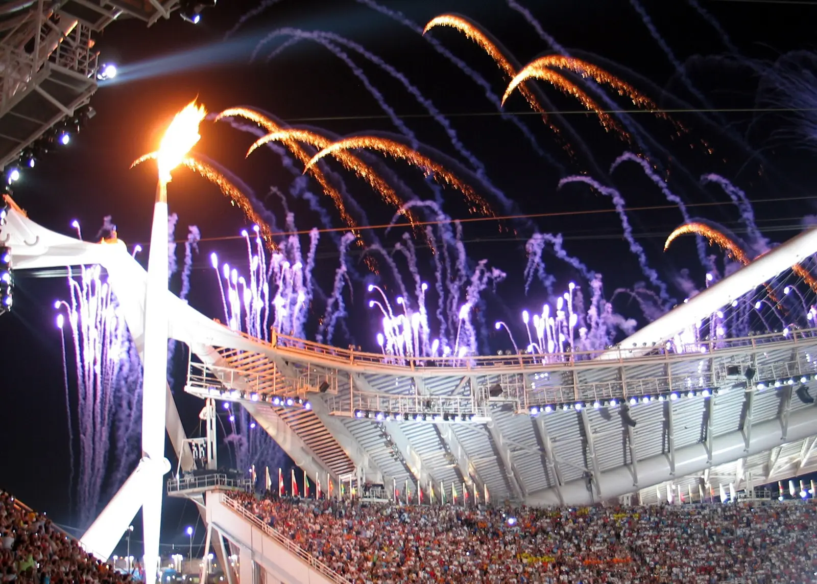 Illustration zur Münze „Ringen“ – Das olympische Feuer bei der Eröffnung der Spiele in Athen 2004
